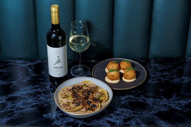 Entradas, bom vinho, e uma das massas.