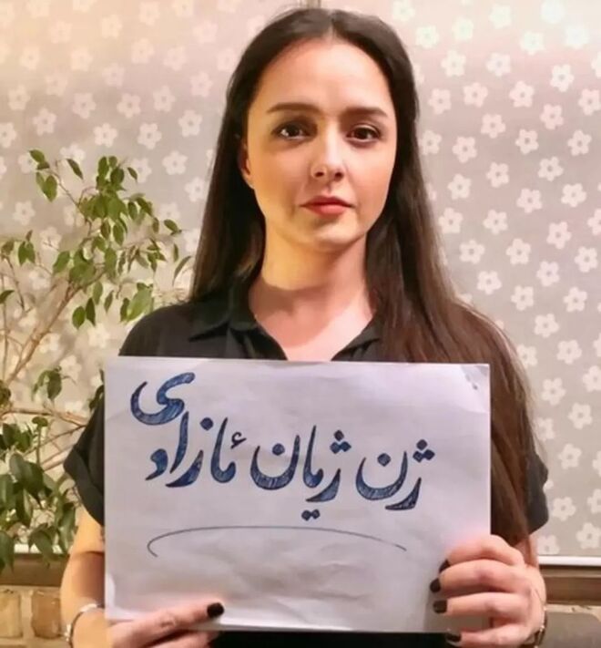 Uma das fotografias de Taraneh Alidoosti mostrava a atriz se hijab e com um papel que dizia