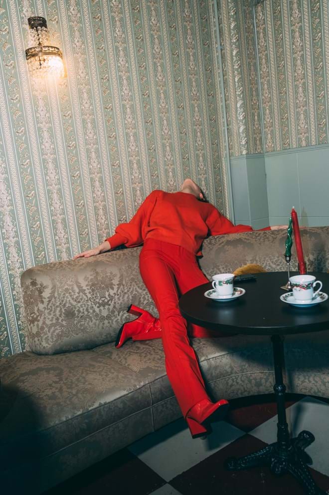 Numa série de 10 auto-retratos, a narrativa percorre imagéticas, associadas ao estado de espírito do jantar de de dia 24 em casa de uma mãe, tia ou avó, da noite (para muitos) solitária