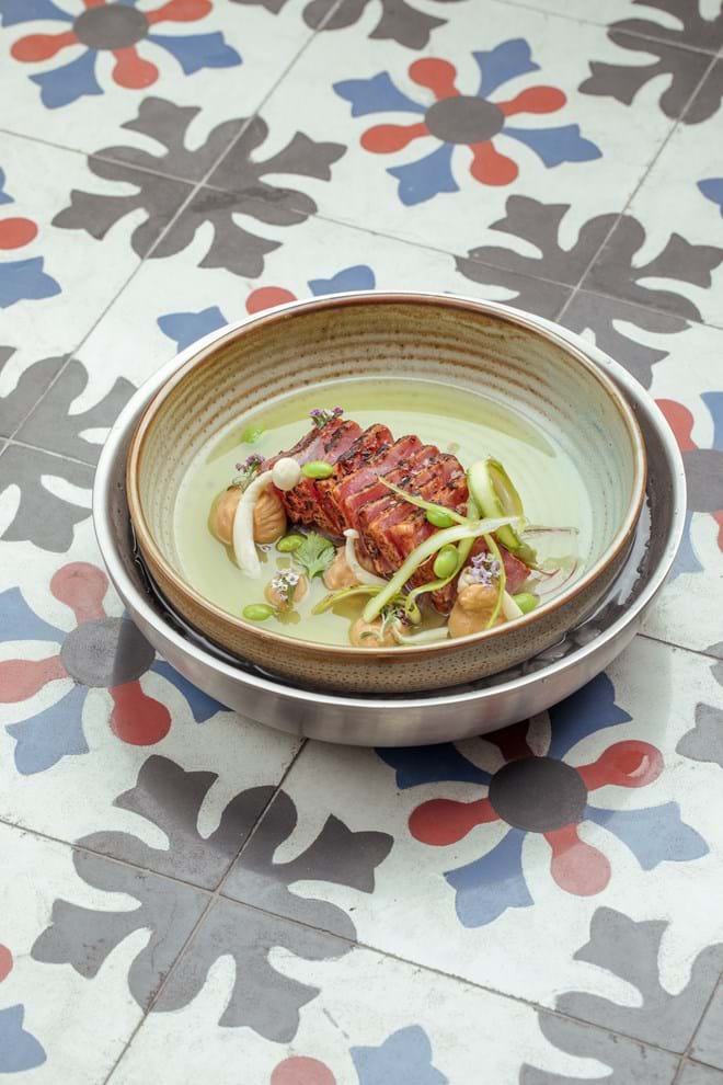 Aguachile de tataki de lombo de atum e edamame.