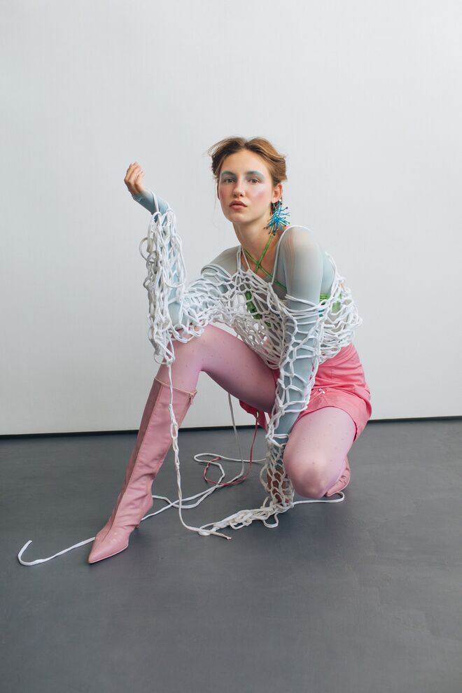 Top em trama Nani Bazar; Saia Ricardo Andrez; Top bikini Retrocity; Brinco Nani Bazar; Collants e botas do acervo da stylist.