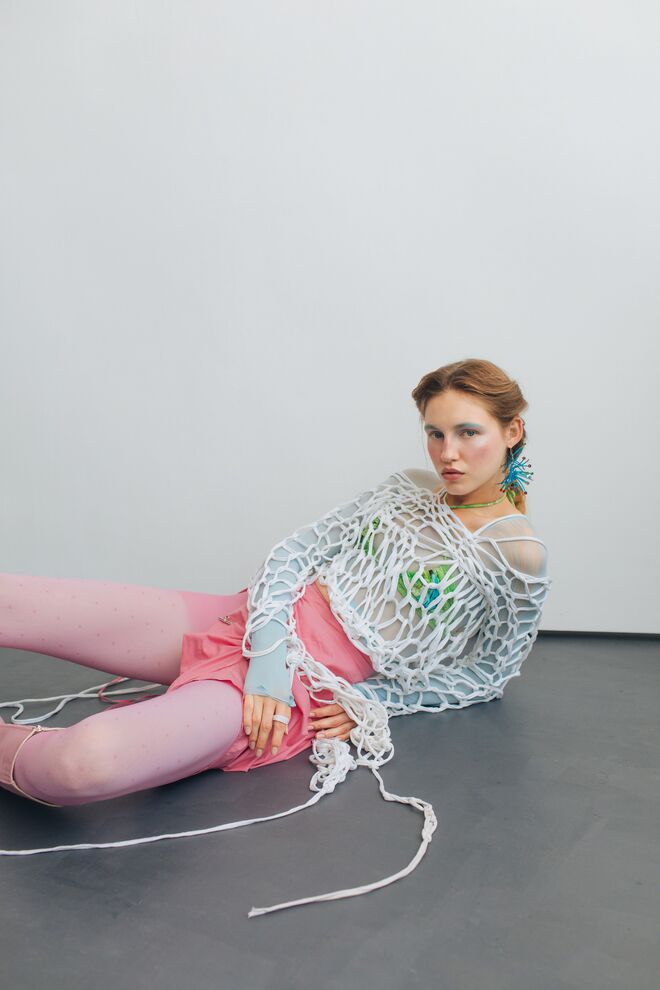 Top em trama Nani Bazar; Saia Ricardo Andrez; Top bikini Retrocity; Brinco Nani Bazar; Collants e botas do acervo da stylist.