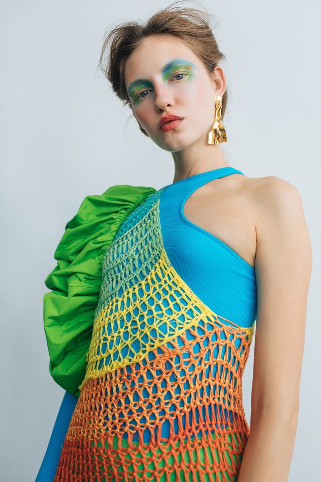 Vestido de malha Marcelo Almiscarado; Brinco e anel Ana Vasconcelos; Sapatos Luís Onofre; Top do acervo da stylist.