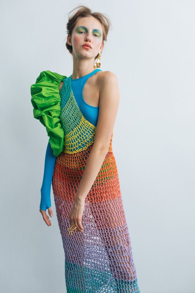 Vestido de malha Marcelo Almiscarado; Brinco e anel Ana Vasconcelos; Sapatos Luís Onofre; Top do acervo da stylist.