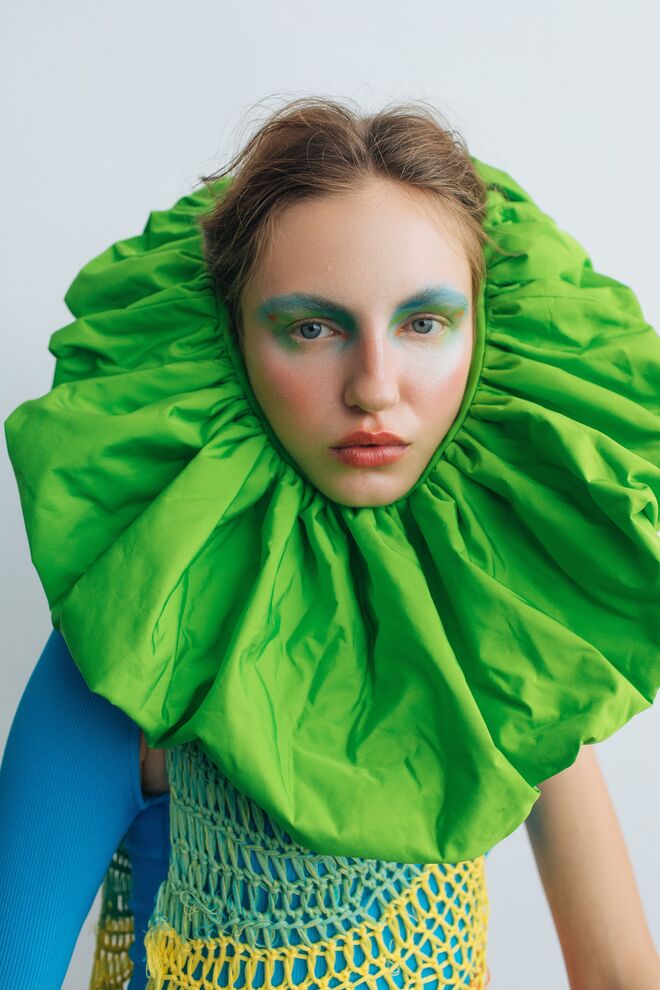 Vestido de malha Marcelo Almiscarado; Brinco e anel Ana Vasconcelos; Sapatos Luís Onofre; Top do acervo da stylist.