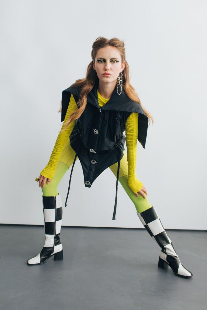 Colete Ricardo Andrez; Collants Comme des Garçons; Botas Monki; Anel Mango; Camisola e calções do acervo da stylist.