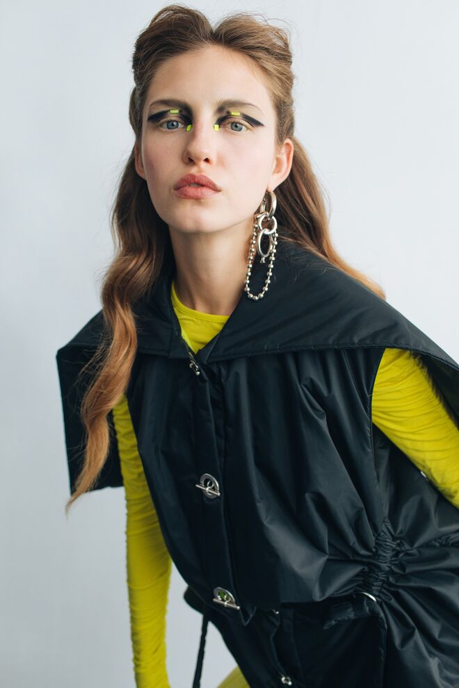 Colete Ricardo Andrez; Collants Comme des Garçons; Botas Monki; Anel Mango; Camisola e calções do acervo da stylist.