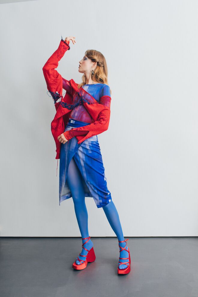 Top e saia Ricardo Andrez; Casaco de malha Maria Clara; Brinco Nani Bazar; Collants Calzedonia; Sandálias do acervo da stylist.