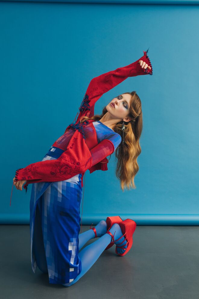 Top e saia Ricardo Andrez; Casaco de malha Maria Clara; Brinco Nani Bazar; Collants Calzedonia; Sandálias do acervo da stylist.