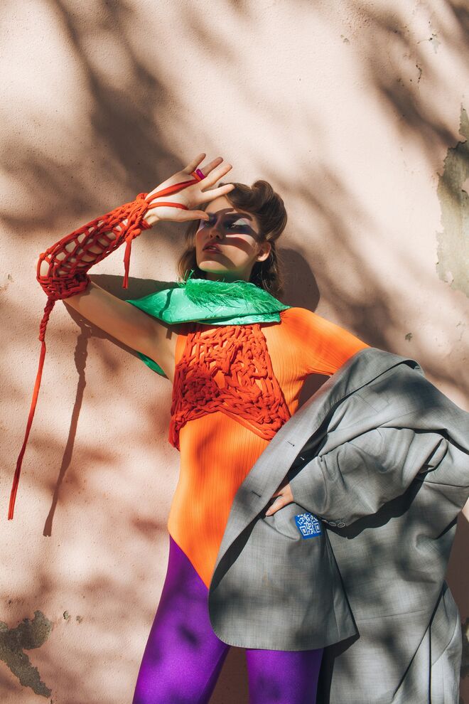 Blazer Ricardo Andrez; Top e manga em trama Nani Bazar; Leggings American Apparel; Anéis Nani Bazar; Sapatos Mango; Acessórios de pescoço e body do acervo da stylist.