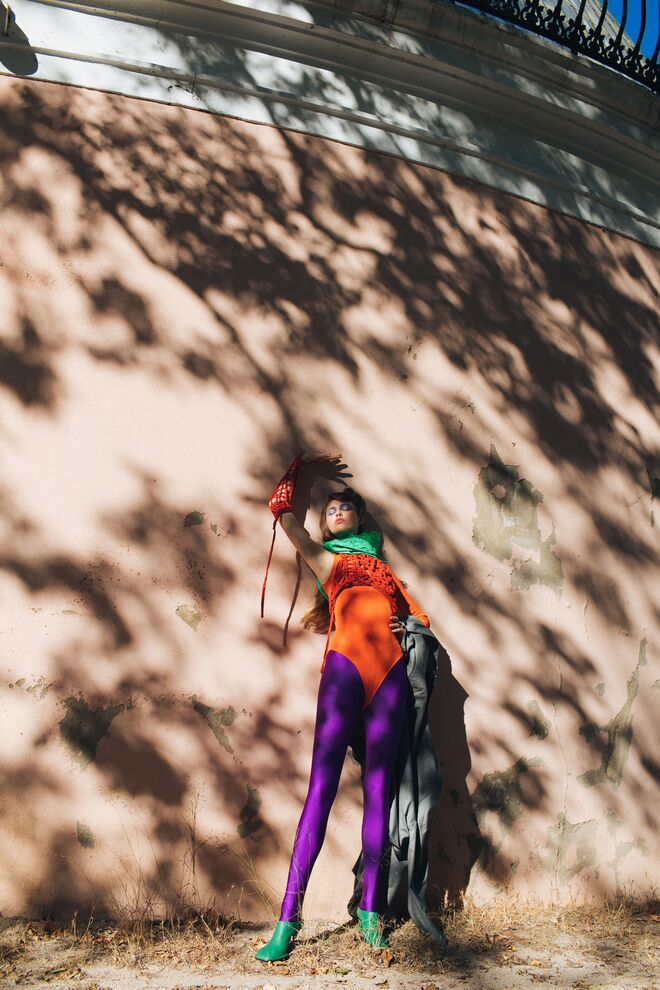 Blazer Ricardo Andrez; Top e manga em trama Nani Bazar; Leggings American Apparel; Anéis Nani Bazar; Sapatos Mango; Acessórios de pescoço e body do acervo da stylist.