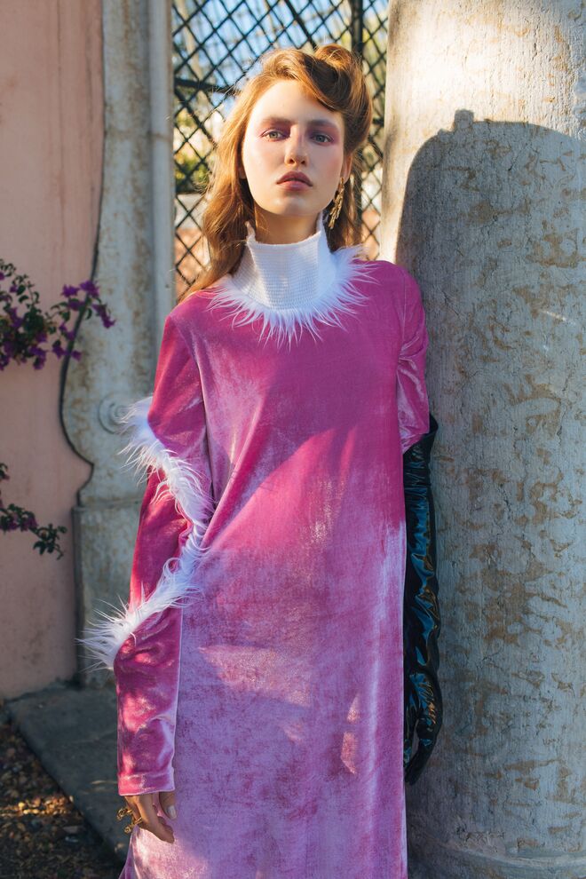 Vestido Alves Gonçalves; Anel e brinco Ana Vasconcelos; Sapatos Crocs; Luva de vinil Necromancer Vintage.