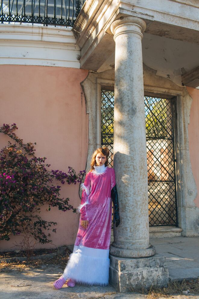 Vestido Alves Gonçalves; Anel e brinco Ana Vasconcelos; Sapatos Crocs; Luva de vinil Necromancer Vintage.