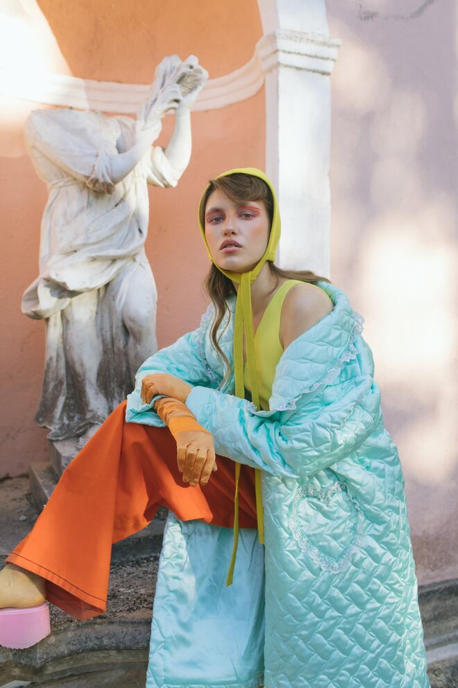 Calças Dino Alves; Top Mango; Robe Retrocity; Touca Marcelo Almiscarado; Luvas e sapatos do acervo da stylist.