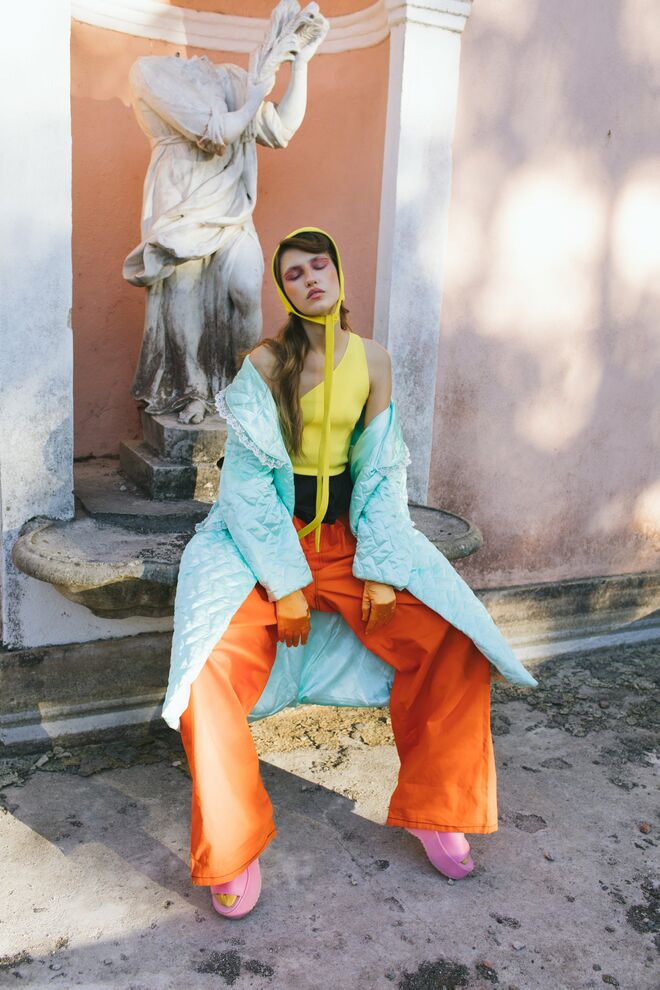 Calças Dino Alves; Top Mango; Robe Retrocity; Touca Marcelo Almiscarado; Luvas e sapatos do acervo da stylist.