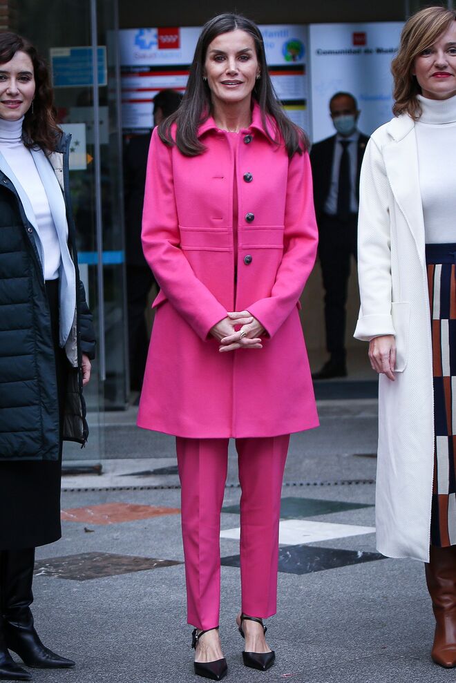 A rainha Letizia fechou o ano com um look inspirado na tendência Barbiecore