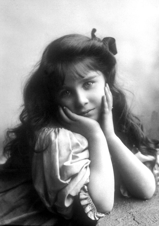 Isabel Bowes Lyon, futura Rainha Mãe, quando tinha sete anos, 1907.