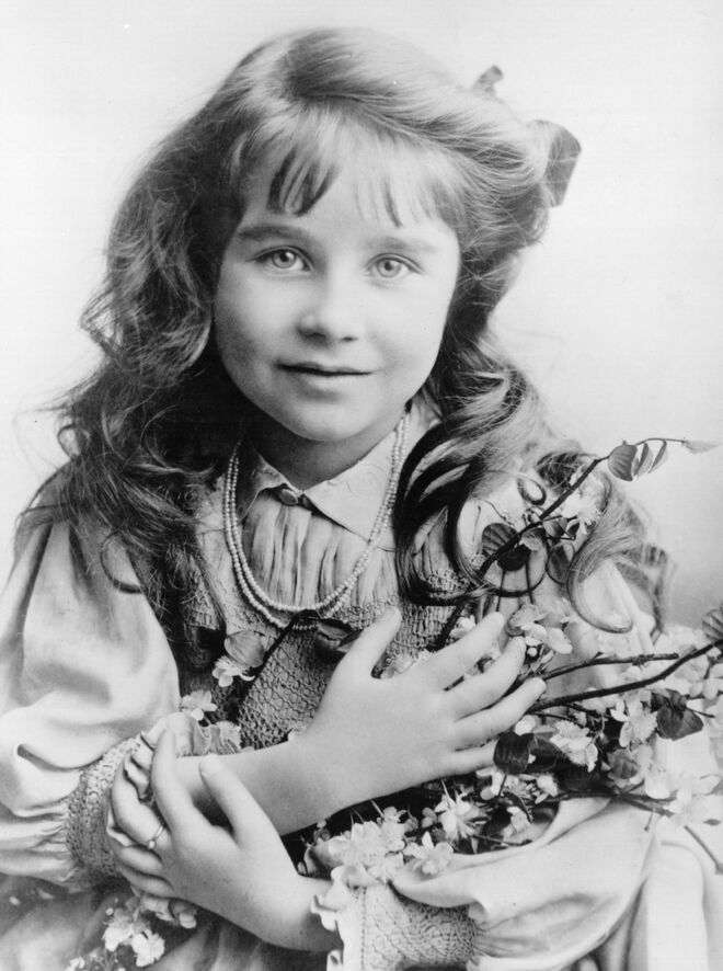 Isabel Bowes Lyon, futura Rainha Mãe, quando tinha sete anos, 1907.