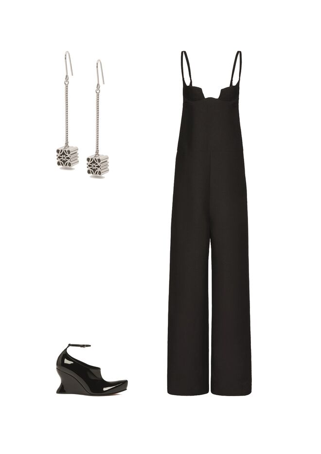 Macacão em crepe de seda, €1225, Valentino; Sapatos em pele, €579, Sportmax; Brincos em prata, €520, Loewe.