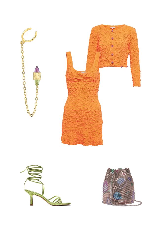 Casaco e vestido em malha, €249 e €290, ambos LoveShackFancy em Mytheresa.com; Earcuff corrente Lure em ouro e pedras preciosas, €299, Tous; Carteira em malha metálica, €110, Bimba Y Lola; Sandálias em pele metalizada, €69,99, Mango.
