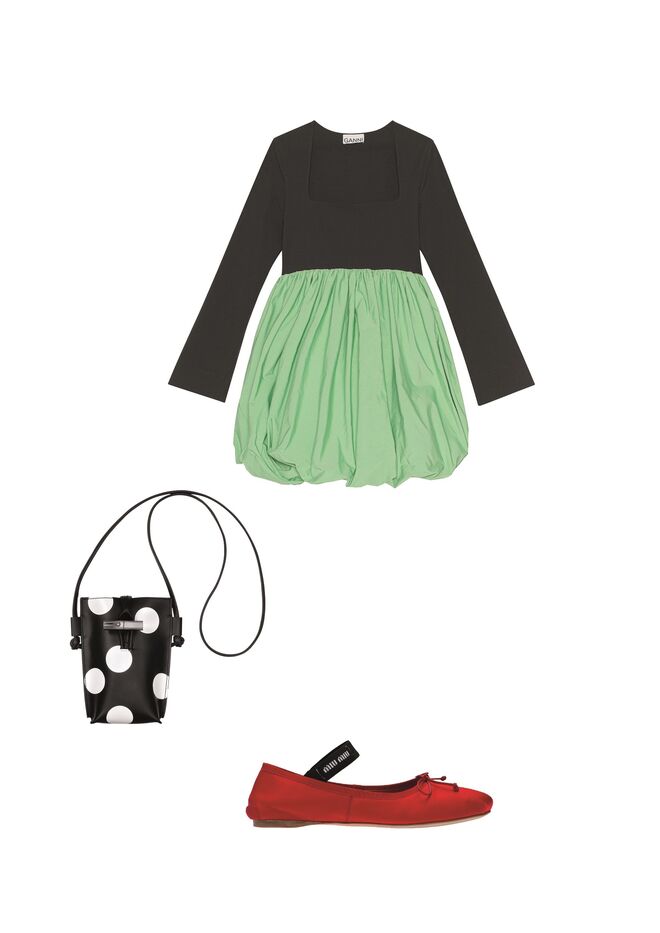 Vestido em malha e crepe, €365, Ganni; Carteira em pele, Longchamp; Bailerinas em seda, €690, Miu Miu.