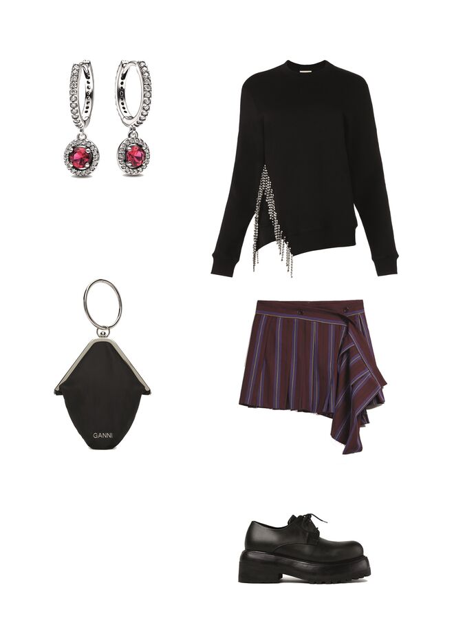 Camisola em lã com strass, €575, Christopher Kane; Saia em lã, €319, Sportmax; Argolas Round Sparkling em prata 925 e zircónias, €89, Pandora; Carteira em nylon e metal, €165, Ganni em Ssense.com; Sapatos Kanu em pele, €265, Paloma Barceló.