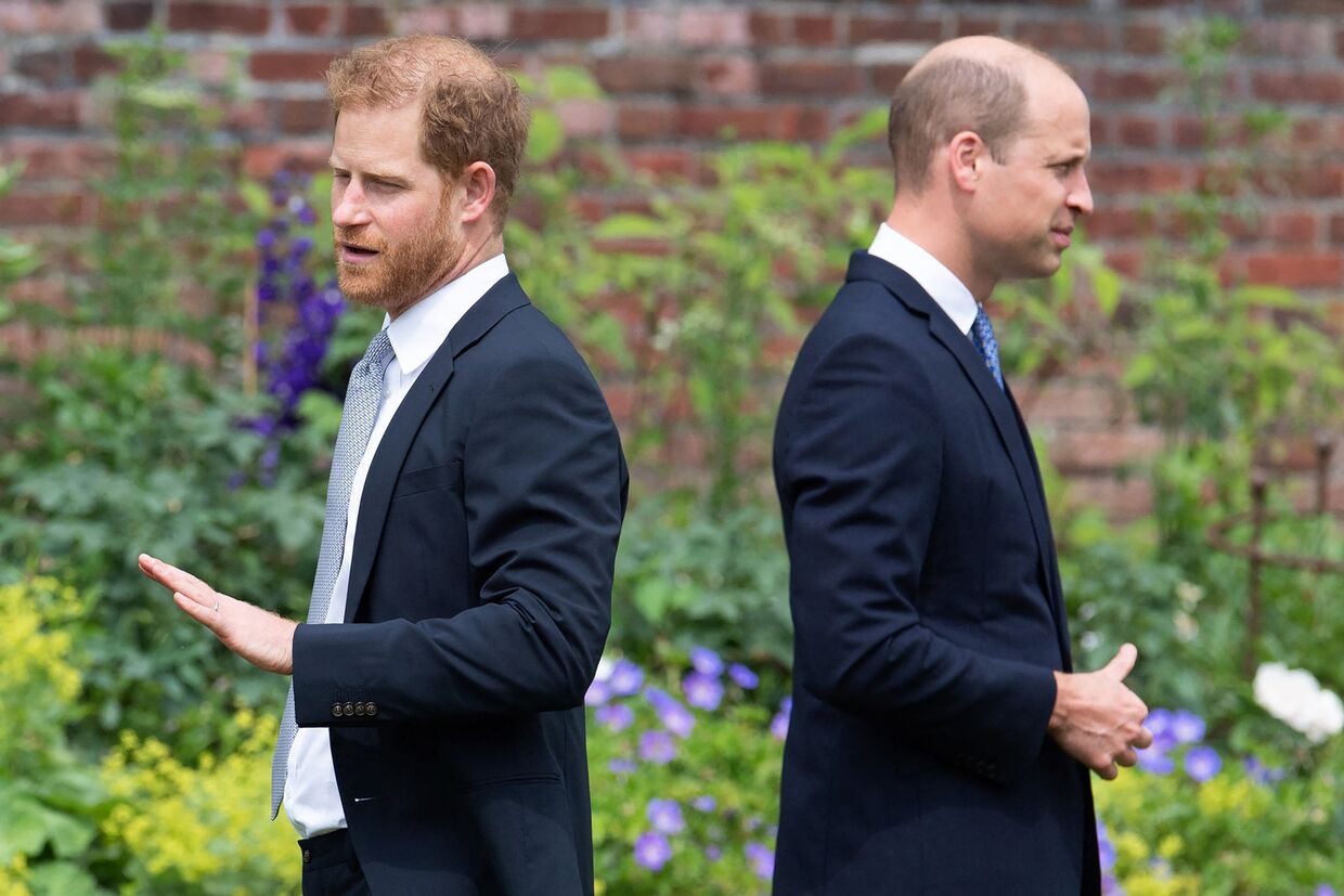 Príncipes Harry e William assistem à inauguração de uma estátua da sua mãe, a princesa Diana, no The Sunken Garden no Palácio Kensington, Londres, a 1 de Julho de 2021.