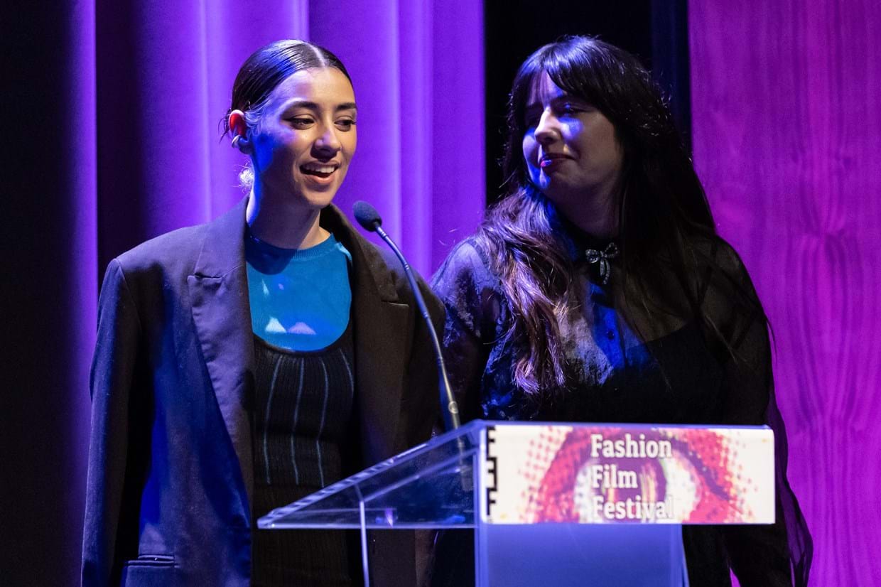 Cláudia Moreno, vencedora do prémio de Melhor fotografia Filme de Marca, e Leonor Bettencourt na cerimónia de entrega de prémios do Fashion Film Festival em Guimarães, janeiro de 2023.
