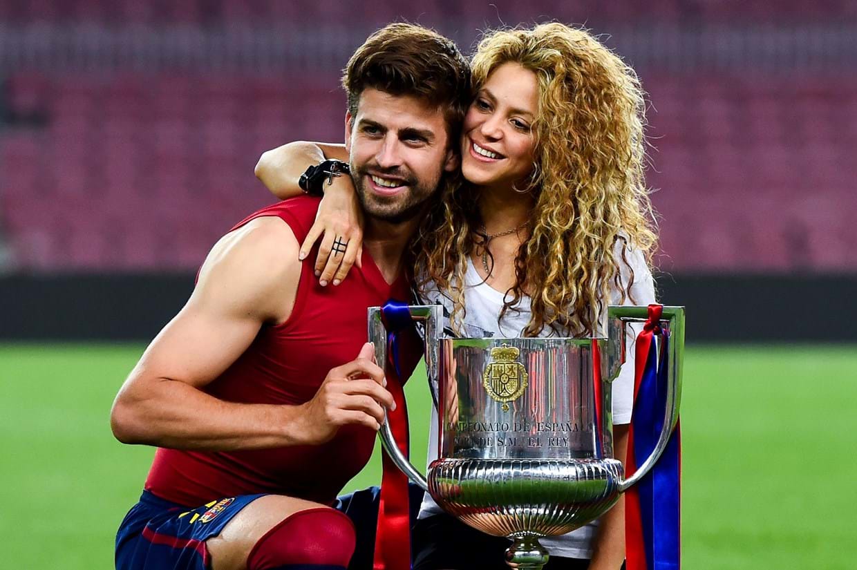 Gerard Piqué e Shakira posam com o troféu após o FC Barcelona ter ganho a final da Copa del Rey contra o Athletic Club no Camp Nou a 30 de Maio de 2015 em Barcelona, Espanha.