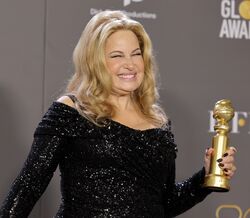 O emocionante discurso de Jennifer Coolidge sobre a idade que pôs Mike White a chorar