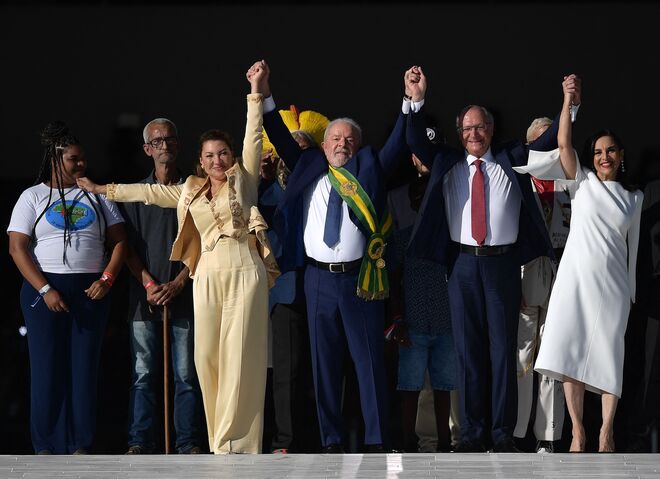 Luiz Inácio Lula da Silva, novo presidente do Brasil, e Geraldo Alckmin, novo vice-presidente, com as suas mulheres Rosângela da Silva (lado esquerdo) e Maria Lúcia Ribeiro Alckmin (lado direito), respetivamente, no Palácio do Planalto, em Brasília, 1 de janeiro de 2023.