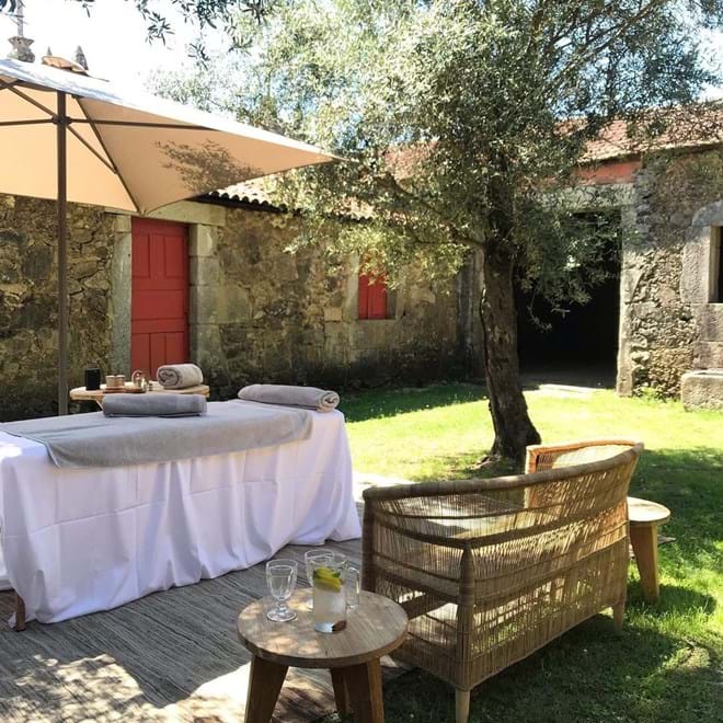 Há também a possibilidade de desfrutar de uma relaxante massagem ao ar livre, numa zona segura dos restantes hóspedes.