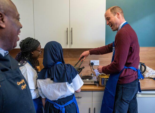 Príncipe William visitou a instituição Together as One, onde participou numa aula de culinária, janeiro de 2023.
