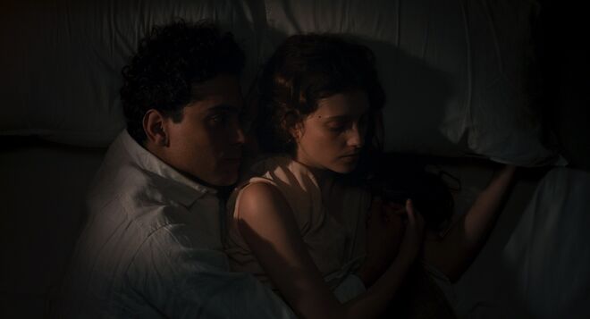 Rafael Morais como Amadeo, ao lado de Ana Lopes (sua mulher, Lucie).
