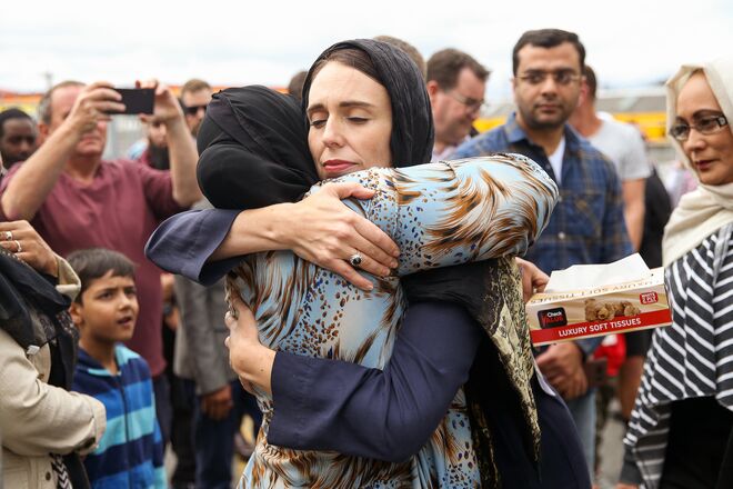 A fotografia do seu abraço emocionado a familiares e membros das comunidades que perderam os seus no ataque terrorista de Christchurch correu mundo em 2019.