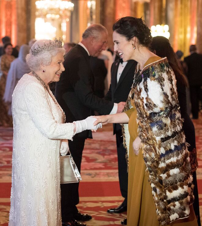 Em 2018, quando usou uma capa Maori numa reunião de líderes da Commonwealth no palácio de Buckingham.