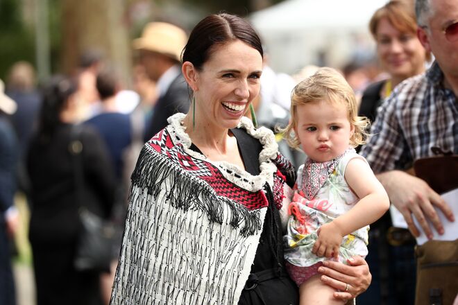 Com a filha Neve no Dia de Waitangi na Nova Zelândia, a 4 de fevereiro 2020. O tratado de Waitangi, de 1840, garantia ao povo Maori os mesmo direitos dos cidadãos britânicos e a propriedade das suas terras.