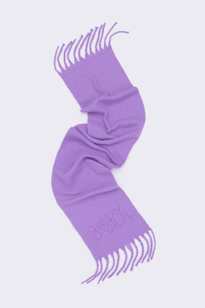 Cachecol, €58, BIMBA Y LOLA.