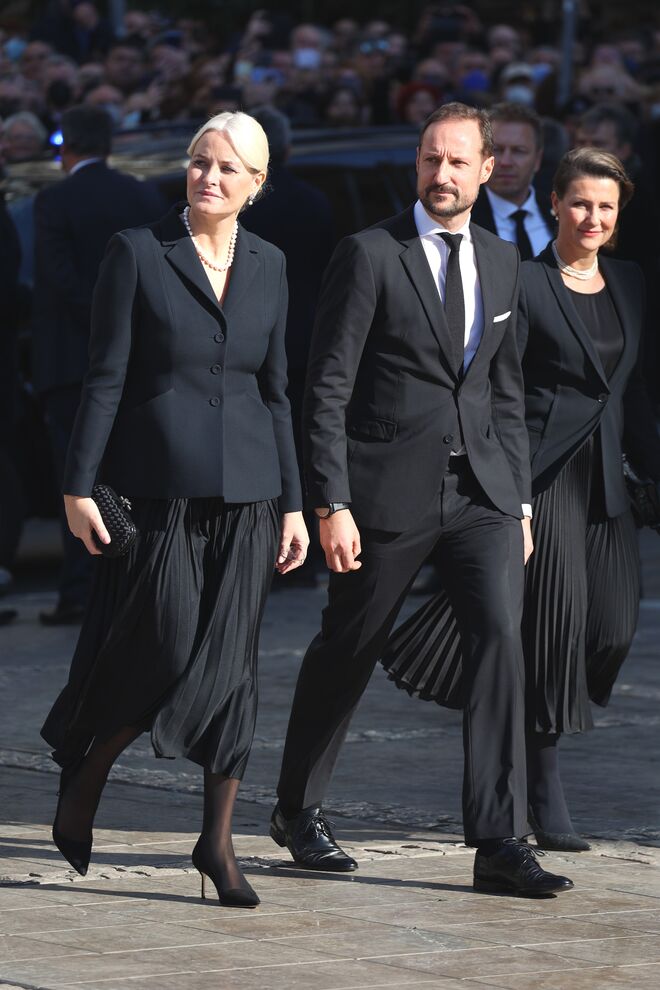 Mette-Marit e Haakon, príncipes herdeiros da Noruega, e a princesa Martha Louisa, irmã de Haakon.