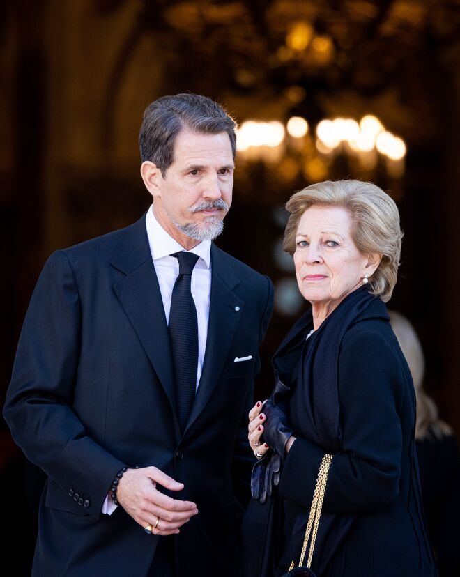 Ana Maria, viúva de Constantino II, com o filho, Pavlos da Grécia.