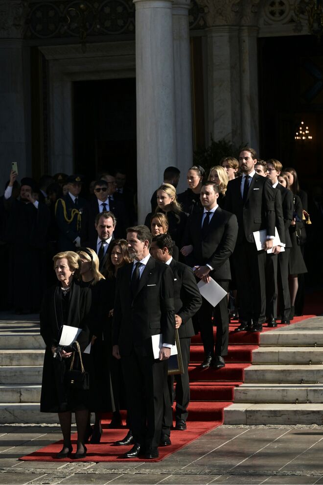 Ana Maria, antiga rainha consorte da Grécia, viúva do Rei Constantino e irmã da rainha Margarida da Dinamarca, e Pavlos da Grécia, filho de Constantino, no fim da cerimónia fúnebre. 
