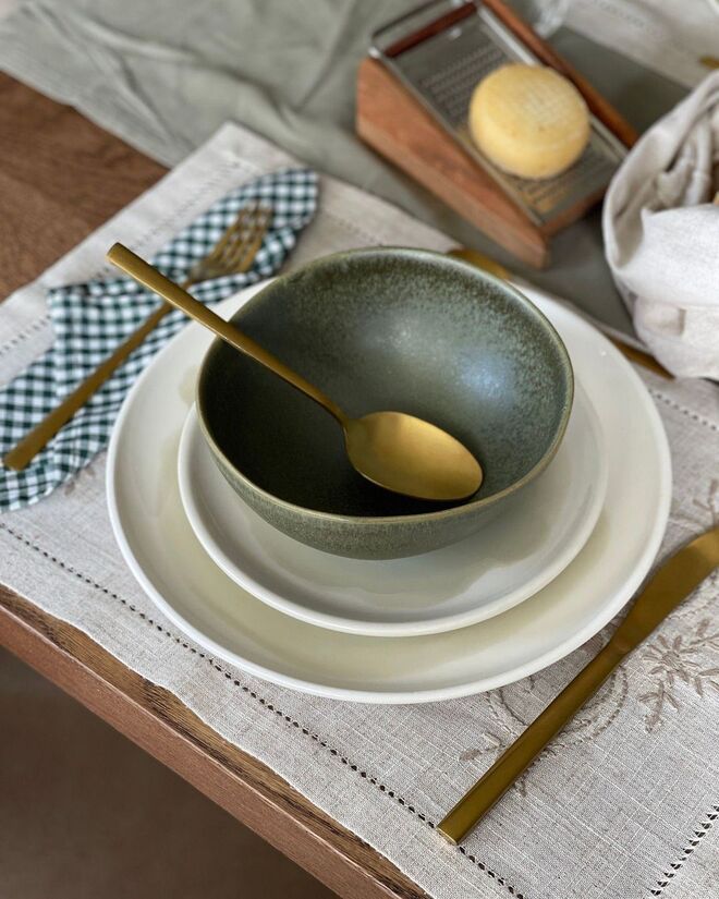 Pack de 4 tigelas, €14,90, 4 pratos principais, €14,90, e 4 pratos de sobremesa, €12,90, Nossa Casa Portuguesa.