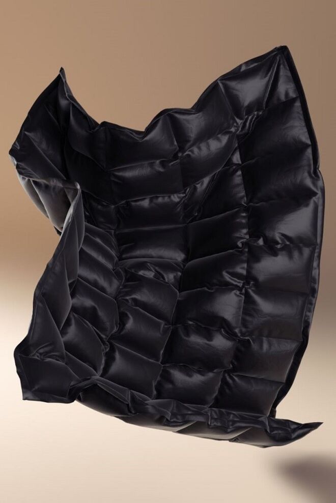 Manta de penas, €199, H&M Home Design Lab.