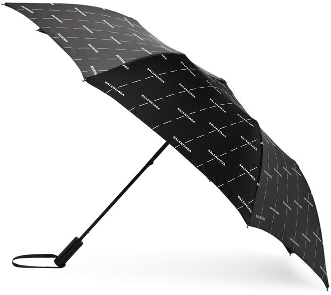 Guarda-chuva, €450, Balenciaga em Ssense.com.