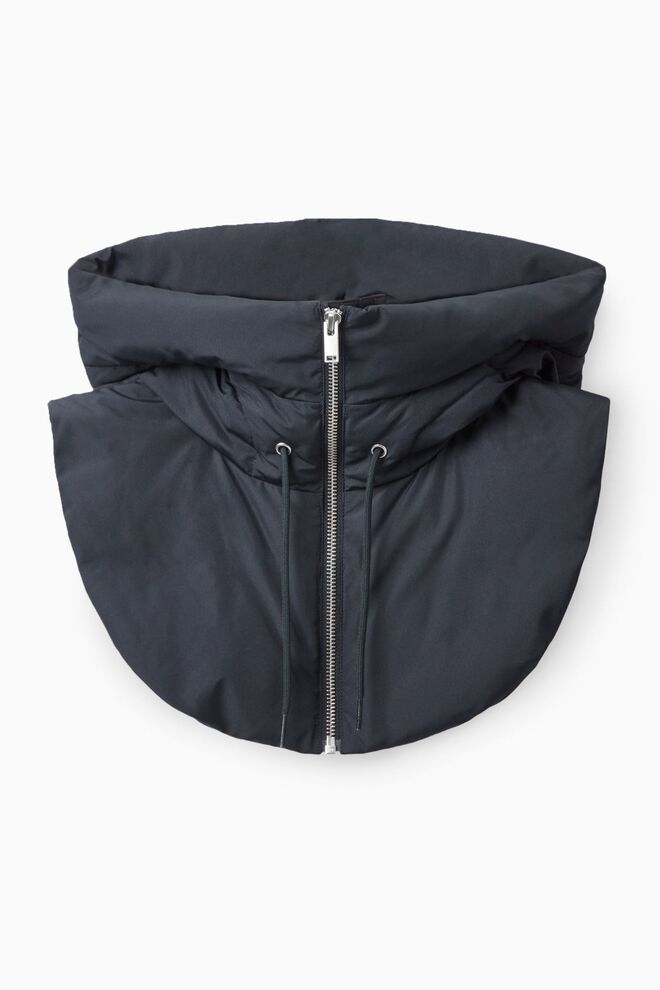 Hooded collar em nylon, €69, Cos.