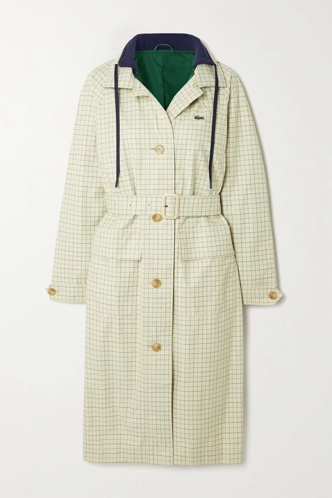 Trench coat impermeável, €350, Lacoste, em Netaporter.com.