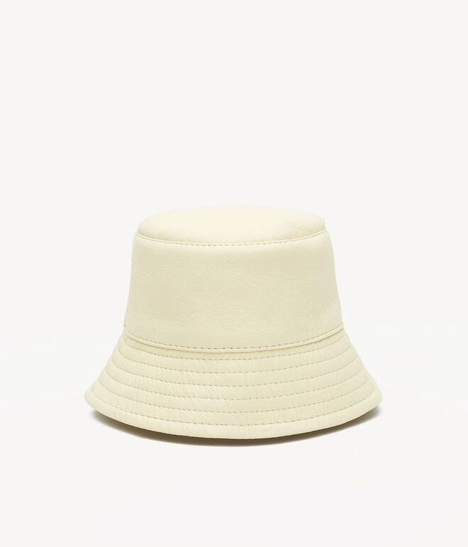 Bucket Hat em pele, €205, Ruslan Baginskiy.