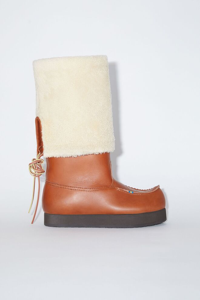 Botas em pele com carneira, €1200, Acne Studios.