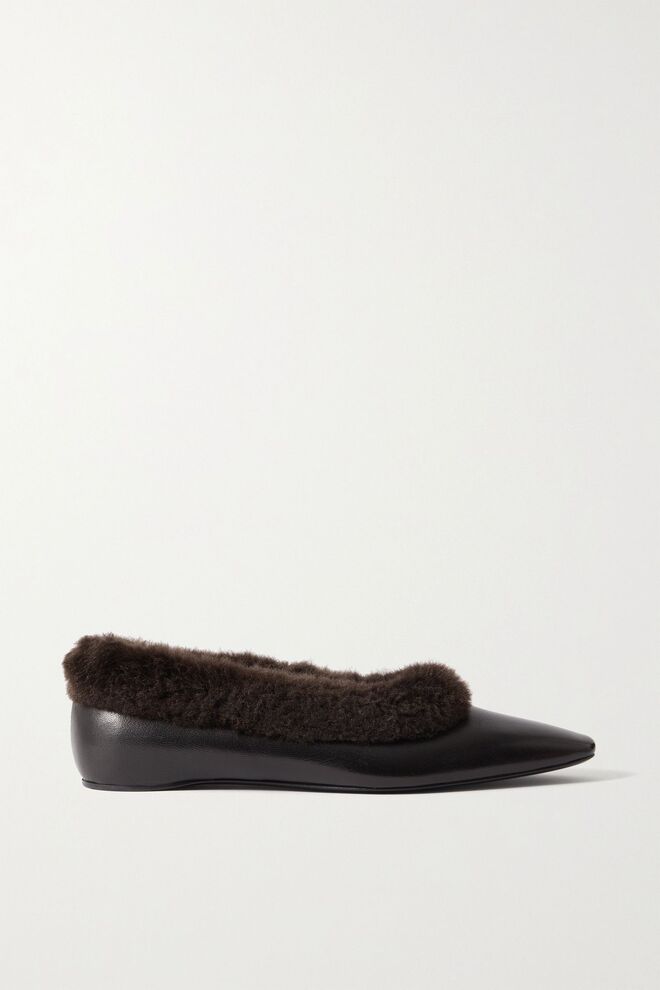 Ballerina em pele e faux fur, €490, Totême em Netaporter.com .