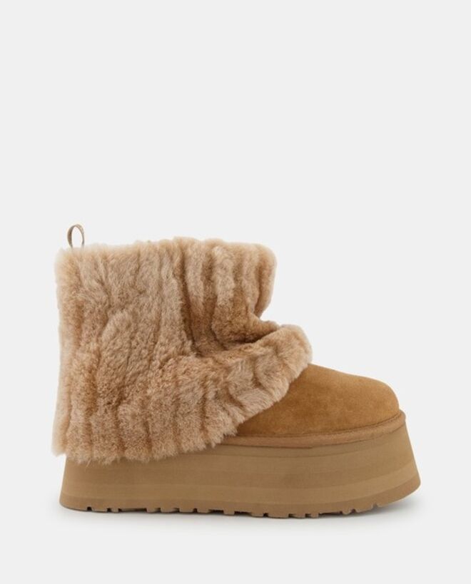 Botas em camurça com faux fur, €229, UGG no El Corte Inglês.